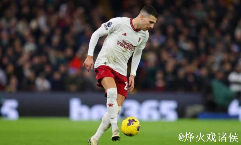 曼晚：曼联教练组单独指导达洛特，提升其进攻站位